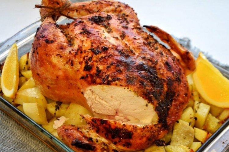 Целая курица с картошкой в духовке