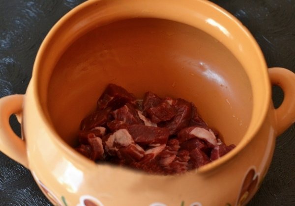 Говядина с картошкой в горшочке в духовке. Рецепт без обжарки со сметаной, сыром, сливками, солеными огурцами