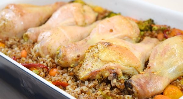 Гречка с куриными ножками в духовке в рукаве, мультиварке, на сковороде. Рецепт с грибами шампиньонами, подливой, сыром
