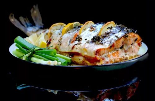 Как вкусно запечь сочный лосось в духовке целиком