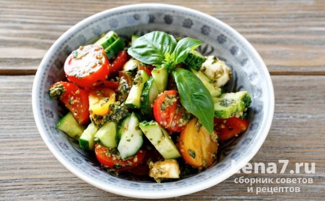 Классический грузинский салат с овощами, зеленью и пикантной ореховой заправкой