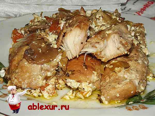 кролик тушеный в сметане с овощами и грибами