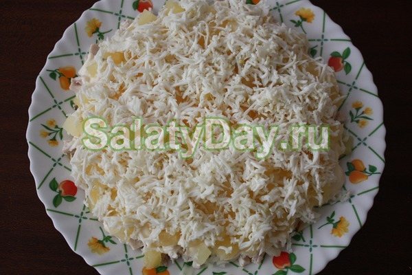 Салат с ананасом и курицей, и сыром