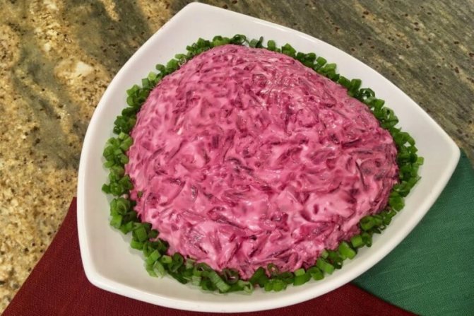 салат с рыбными консервами