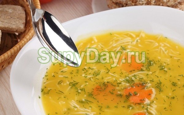 Суп с яйцом и вермишелью на курином бульоне