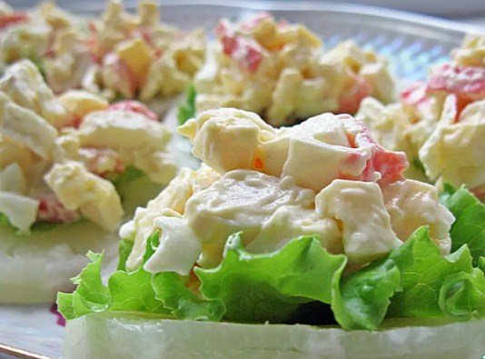 Тарталетки с ананасом и крабовыми палочками