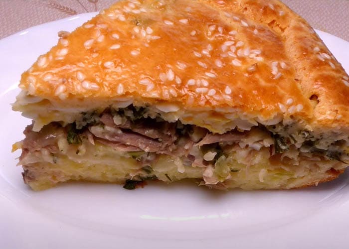 заливной пирог с рыбными консервами и яйцом